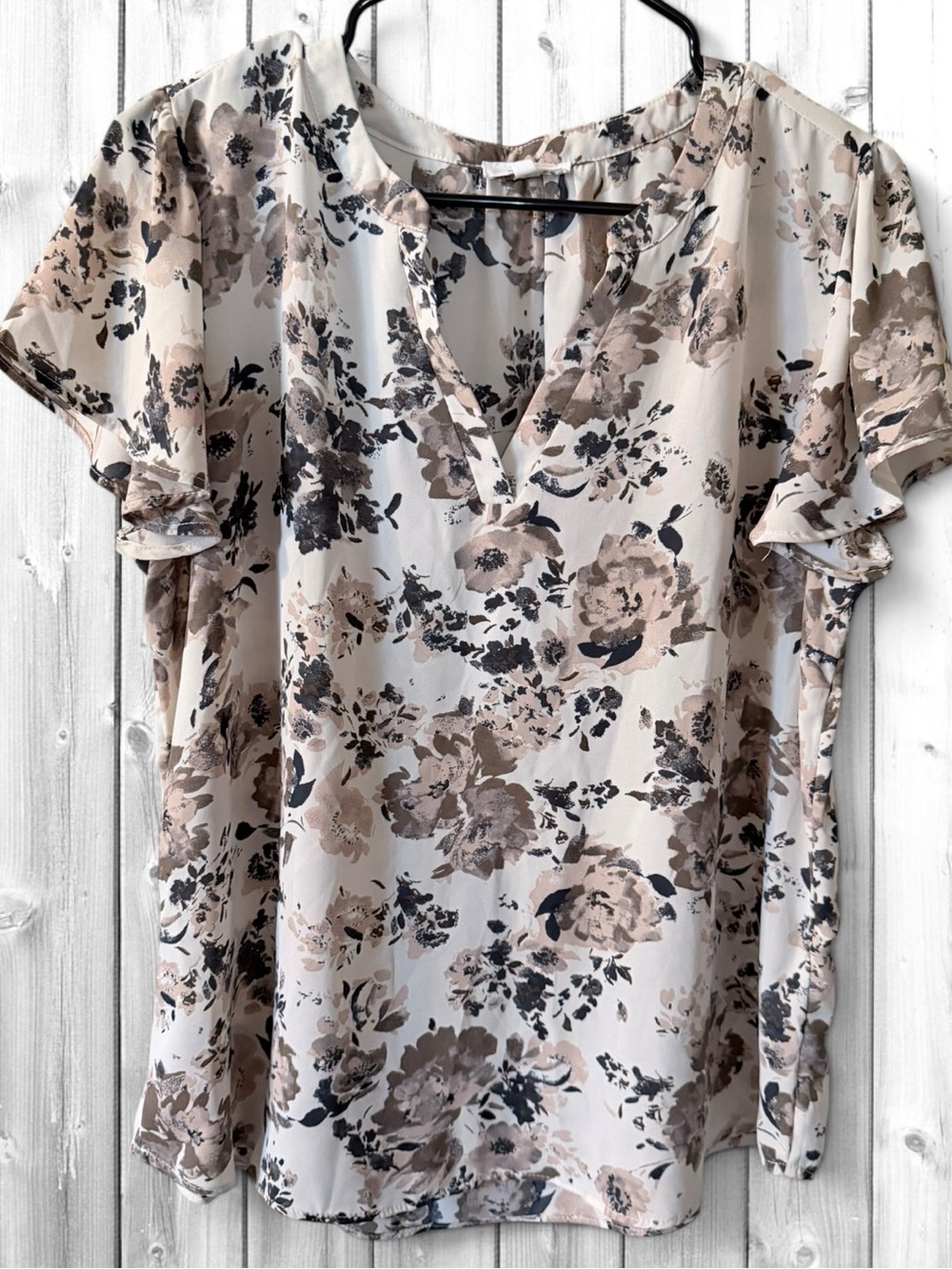 🙋🏻♀️Maurices Cream Floral Split-Neck Blouse with Taupe & Black Accents